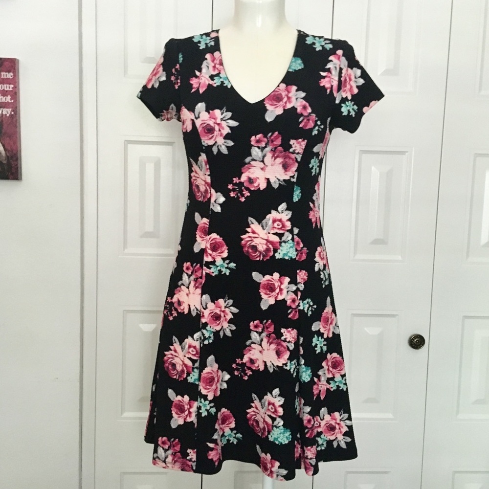 NEW Cute caged back black floral dress - Picture 2 of 8